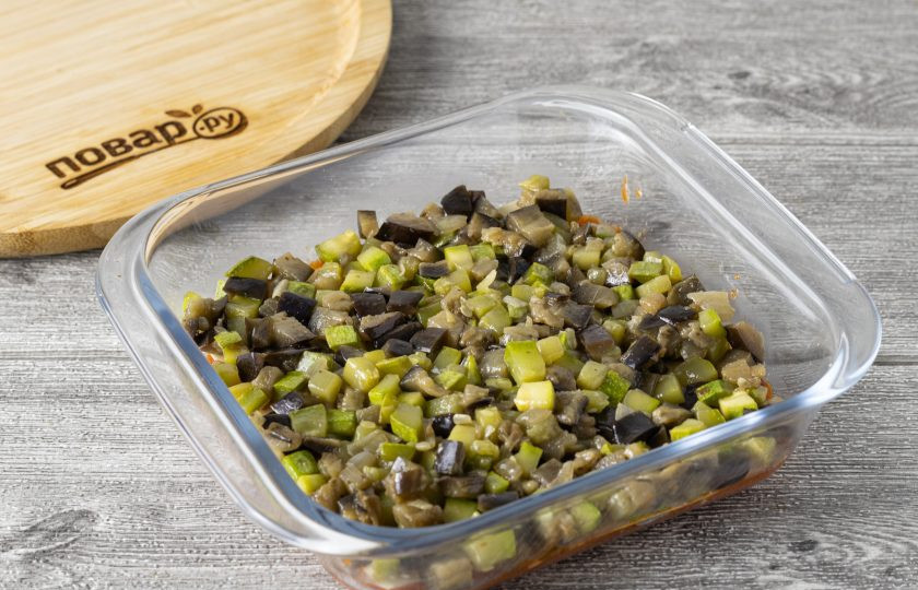 1. Этап. Овощная лазанья из кабачков и баклажанов: Затем овощную начинку.