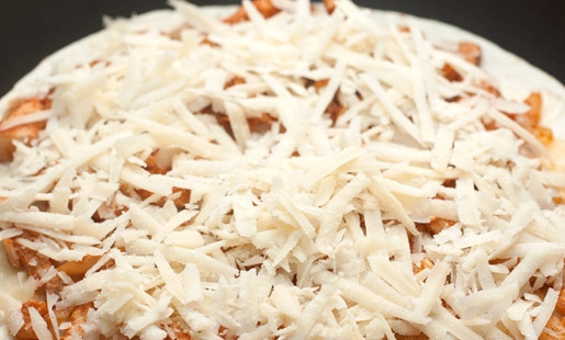 1. Этап. Кесадилья со свининой: 4. Приступайте к оформлению кесадильи. На сухую нагретую сковороду положите тортилью, сверху насыпьте тертый сыр. Добавьте начинку, накройте тертым сыром, уложите сверху вторую лепешку.