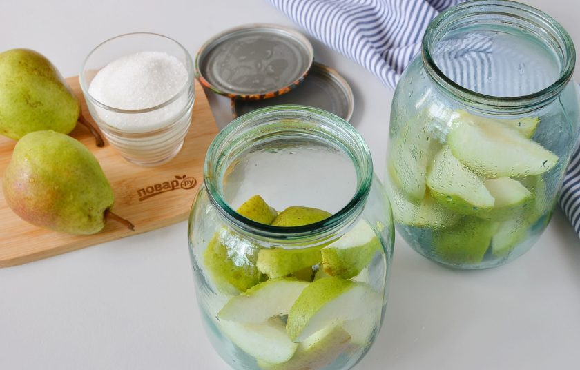 1. Этап. Компот из груш: В стерильные литровые банки выложите по 300 грамм груш.