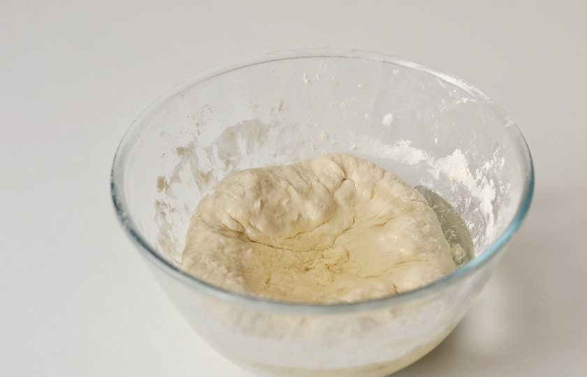 1. Этап. Постное монастырское тесто: В конце добавьте масло и вымешивайте, пока тесто не перестанет липнуть к рукам. Накройте тесто салфеткой и оставьте подниматься в теплое место.