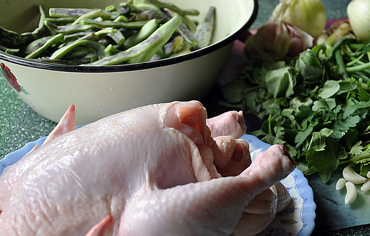 1. Этап. Борани из цыплят со стручками фасоли: Предварительно подготовьте ингредиенты.