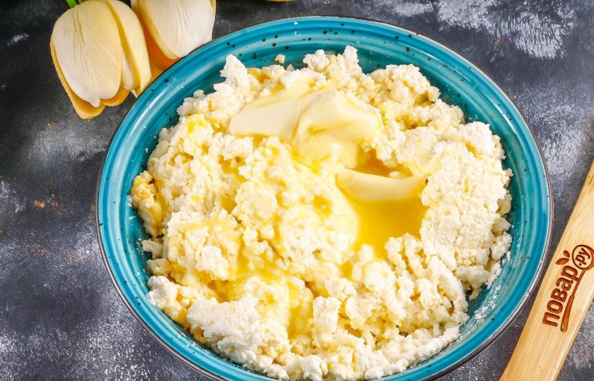 1. Этап. Легкая пасха: Сливочное масло слегка растопите в микроволновке или на водяной бане. Влейте в емкость. Заменять масло маргарином или спредом нельзя! Тщательно вымешайте всю творожную массу, чтобы все ингредиенты равномерно перемешались друг с другом.