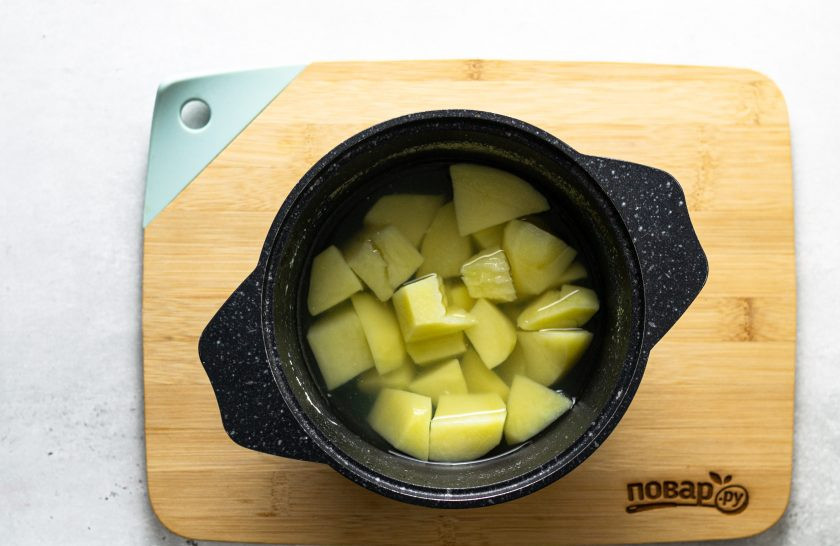 1. Этап. Вареники с сушеными грибами: Картошку помойте, очистите, нарежьте крупными кубиками. Отварите до готовности в кипящей подсоленной воде.