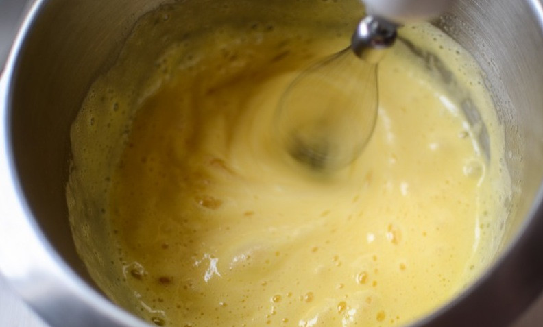 1. Этап. Французский шоколадный торт: Взбейте яйца с сахаром.