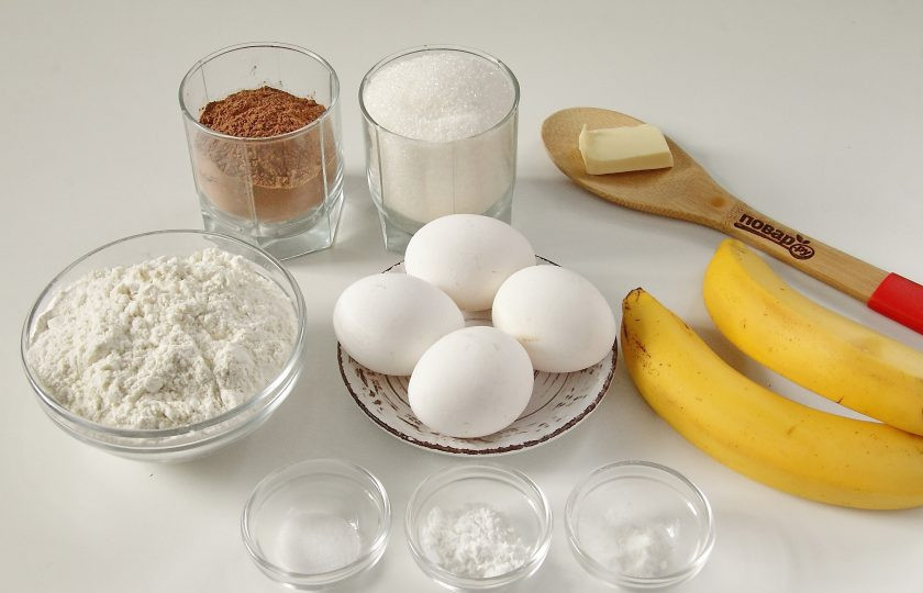 1. Этап. Шоколадно-банановый пирог: Подготовьте все ингредиенты.