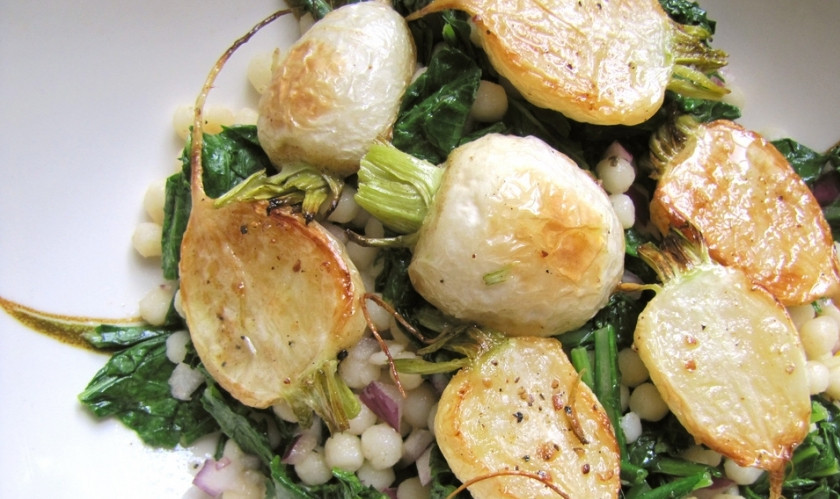 1. Этап. Салат с брюквой: 4. Осталось теперь все смешать с уже готовым кускусом, добавить перетертый чеснок, перец, залить маслом и перемешать. Готово!