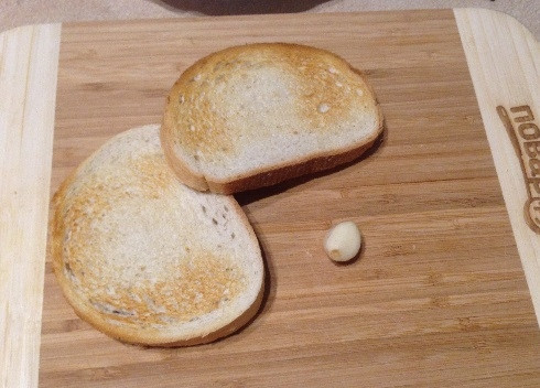 1. Этап. Суп с фасолью и шпинатом: 9. А пока подготовим хлебушек. В духовке или в тостере подсушите-подрумяньте ломтики и натрите их чесноком.