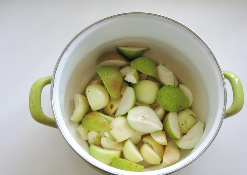 1. Этап. Компот из яблок, груш и алычи: Груши помойте, разрежьте на 4 части и удалите семечки.