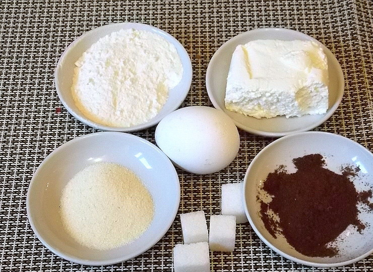 1. Этап. Черемуховые сырники: Подготовьте все необходимые ингредиенты.