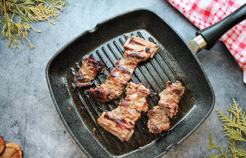 1. Этап. Кальби: Сковороду-гриль разогрейте на среднем огне и смажьте растительным маслом. С ребрышек счистите маринад и обжарьте с двух сторон по 3-4 минуты с каждой стороны.