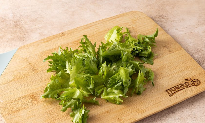 1. Этап. Грибы в сухарях с рисовой лапшой и салатом фризе: Салат фризе разорвите на небольшие кусочки.