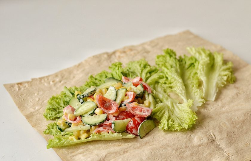 1. Этап. Постные начинки для лаваша: Выложите на лаваш листья салата, сверху овощную начинку. Скрутите лаваш в ролл.