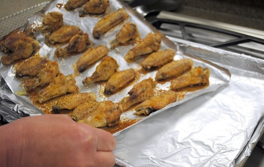 1. Этап. Крылышки под соусом Барбекю: 3. Подготовьте еще один противень, застелите фольгой или пергаментом и его. Аккуратно переложите крылышки на чистый противень.
