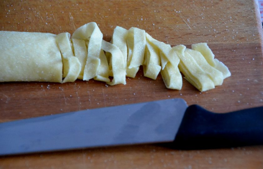 1. Этап. Тальятелле болоньезе: Нарежьте полоски теста шириной 0,8 см., именно такой должна быть ширина тальятелле.