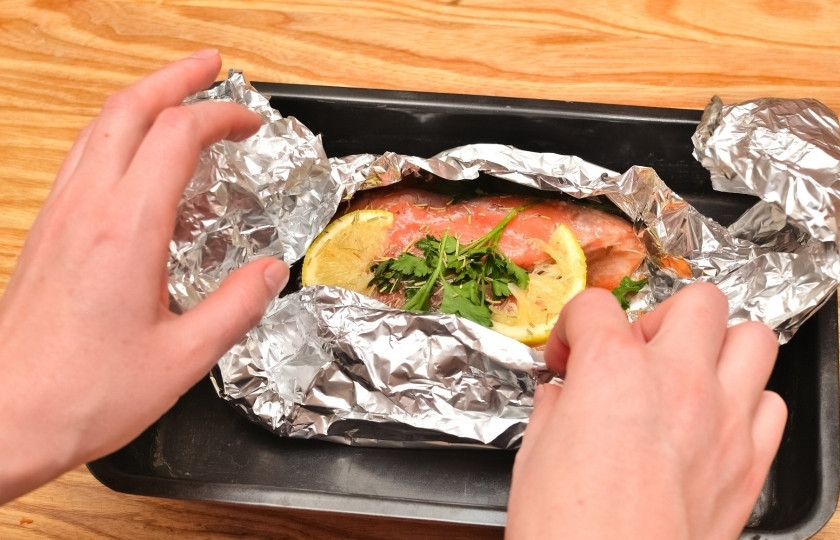 1. Этап. Стейк лосося в фольге: Готовый стейк из лосося в фольге даст потрясающий аромат! Можете ещё украсить его свежей зеленью. Приятного аппетита!