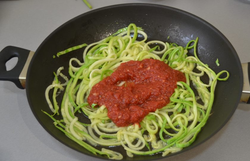 1. Этап. Паста Алла Норма: Когда кабачок обжарится, добавьте томатную пассату. Если нет пассаты, её заменят измельченные помидоры в собственном соку.