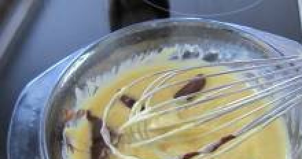 1. Этап. Торт Шифоновая Прага: На малом огне завариваем желтки, взбитые с водой и сгущенкой (5 ст.л.), постоянно помешивая, добавляем шоколад. Мешаем до однородной массы. Остужаем.