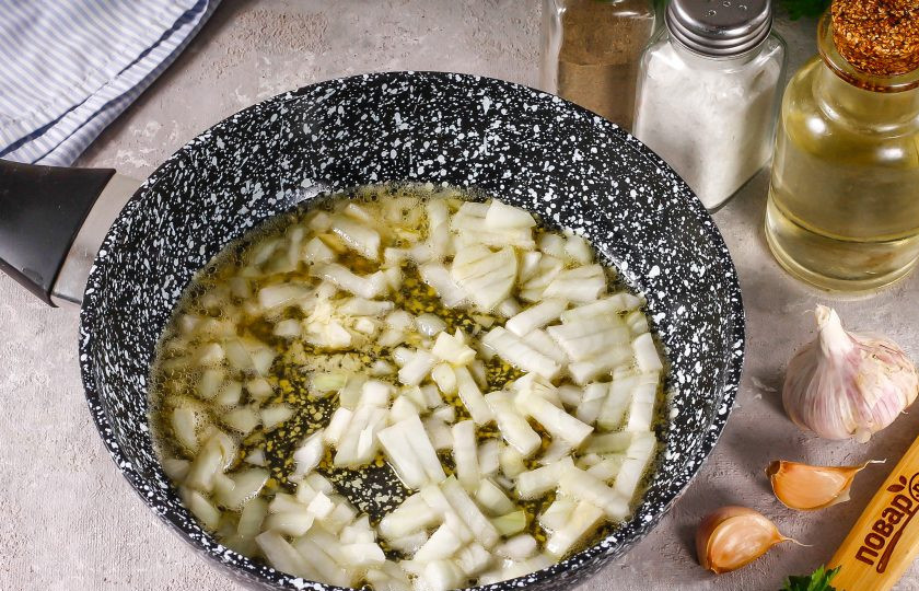 1. Этап. Мидии по-итальянски: Нарежьте лук мелкими кубиками, а чеснок спрессуйте. Растопите сливочное масло на сковороде, всыпьте в сковороду нарезанный лук и чеснок. Обжарьте примерно 2-3 минуты.