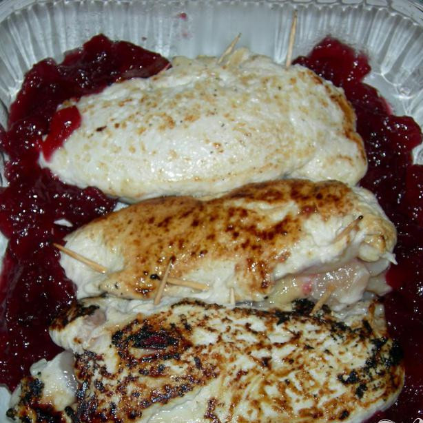 1. Этап. Фаршированная куриная грудинка: Выложить курицу в термостойкое блюдо. Залить оставшимся клюквенным соусом.