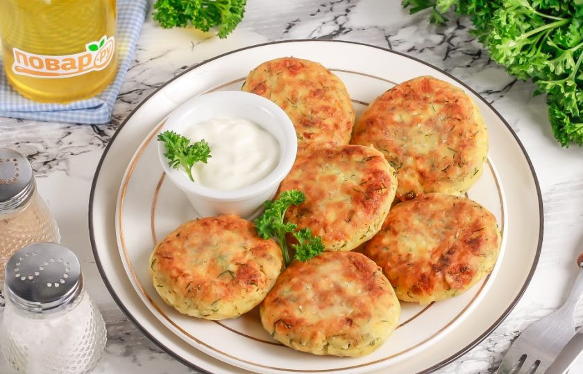 1. Этап. Несладкие сырники: Выложите горячие несладкие сырники на тарелку и подайте к столу со сметаной или любым другим соусом.