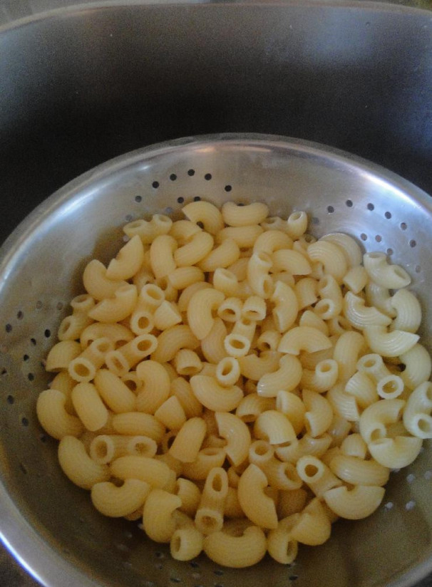 1. Этап. Гарнир к бефстроганов: 3. Промываем рожки под проточной водой. При варке не забудьте добавить подсолнечное масло, благодаря которому они не слипнутся.