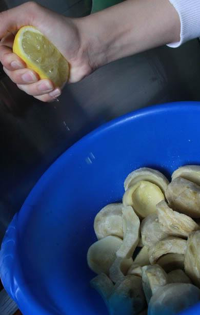 1. Этап. Баранина с артишоками: Пока баранина в печи, занимаемся артишоками. Очищенные артишоки сбрызгиваем соком лимона, наливаем 1/3 стакана оливкового масла, добавляем соль и перец.