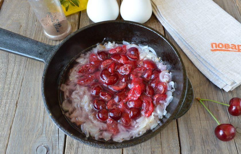 1. Этап. Филе индейки под вишневым соусом: У вишен оборвите хвостики, удалите косточки. Сами же вишни порежьте на четыре части или пропустите через мясорубку или блендером. Добавьте вишни к жареному луку, влейте вино, добавьте сахар, щепотку соли и перца, мускатного ореха.