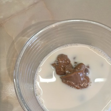 1. Этап. Кекс на вареной сгущенке: Оставшуюся сгущенку залить горячим молоком и хорошенько перемешать до однородного состояния.