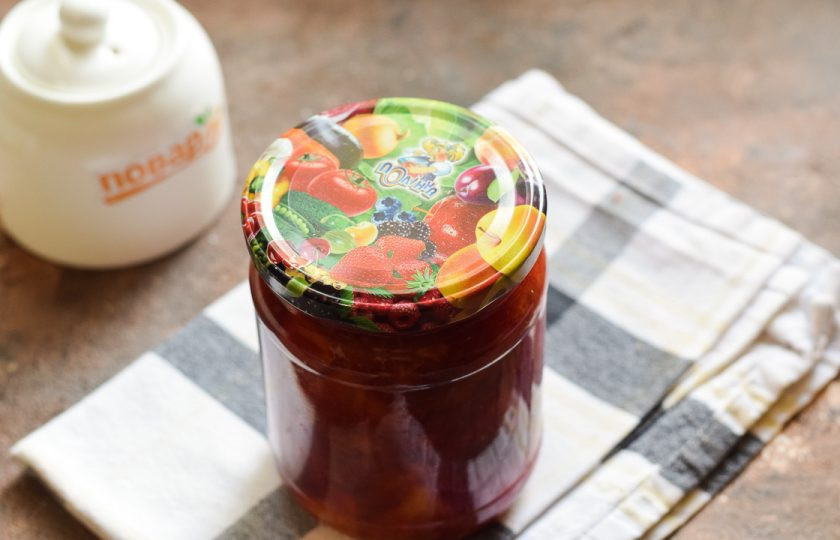 1. Этап. Варенье из сливы с апельсином: Банку герметично закатайте стерильной крышкой, поставьте дном вверх. Укройте заготовку теплым пледом или одеялом, оставьте на 24 часа в покое. Спустя указанное время перенесите заготовку в кладовку.