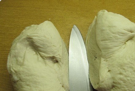 1. Этап. Багет в духовке: 7. Тесто должно увеличиться в объеме в два-три раза. Делим его на две части.