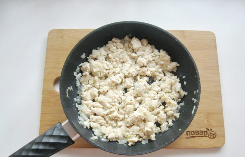 1. Этап. Макароны по-венгерски: Посолите и поперчите, обжаривайте фарш с луком и чесноком на среднем огне 10-12 минут до готовности.