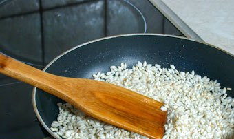 1. Этап. Ризотто с кабачками: На оливковом масле обжариваем 1-2 минуты раздавленный чеснок, затем удаляем его со сковороды. Добавляем измельченный лук, жарим 1-2 минуты и засыпаем рис. Через пару минут вливаем половину бульона, готовим до испарения жидкости.