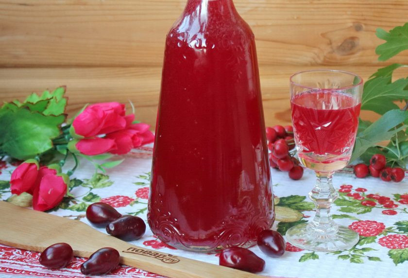 1. Этап. Ликер из кизила: Готовый ликер налейте в бутылку и плотно закройте. Ликер из кизила храните в прохладном месте.