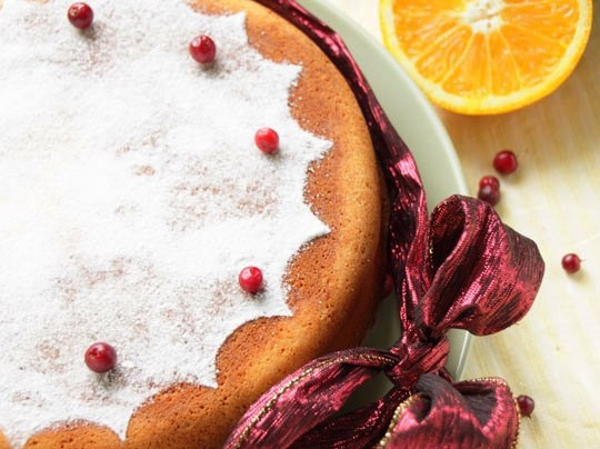 1. Этап. Греческий новогодний торт: Пирог остужаем и посыпаем сахарной пудрой. Перед подачей сделайте небольшой незаметный надрез где-нибудь в нижней части торта и засуньте туда завернутую в фольгу монетку.