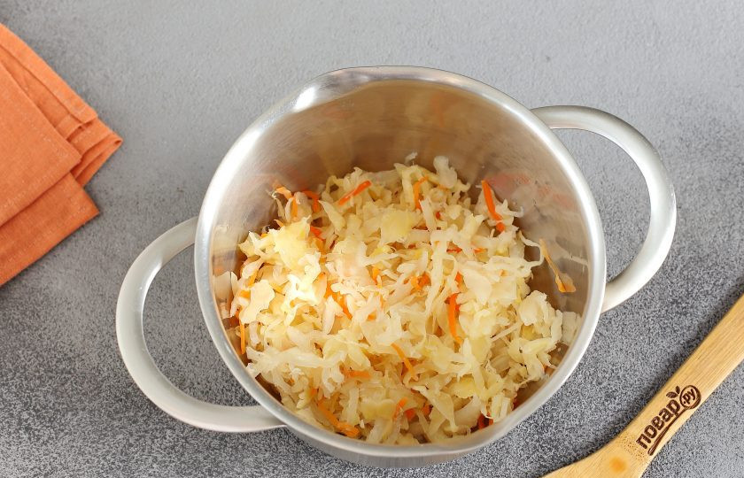 1. Этап. Салат Погребок: Капусту отожмите и переложите в глубокую миску. Если капуста сильно кислая, то ее лучше предварительно промыть.