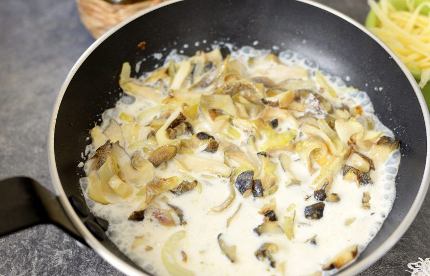 1. Этап. Рапаны в сливочном соусе: Влейте сливки, доведите их до кипения.