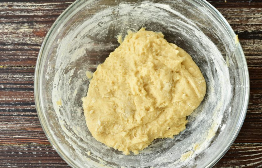 1. Этап. Булочки с корицей на кефире: Замесите тесто.