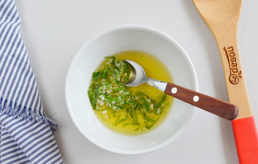 1. Этап. Эскаливада: В миске смешайте оливковое масло, мелко измельченный чеснок, соль по вкусу, нарезанный базилик. Оставьте пока, пусть масло ароматизируется.