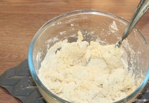 1. Этап. Вкусные ракушки с начинкой из индейки: 4. Замешиваем мягкое и не рассыпающиеся тесто.