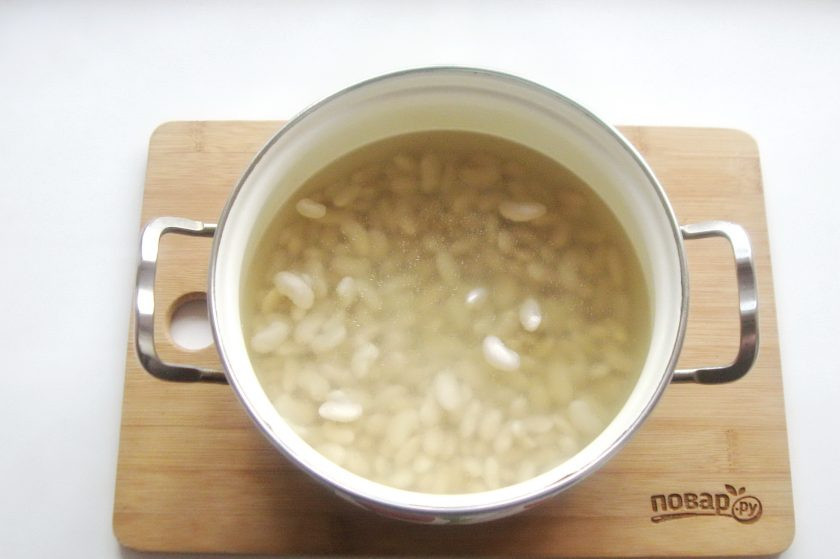 1. Этап. Суп из фасоли с индейкой: Готовый бульон процедите. Добавьте в него фасоль. Варите фасоль до полуготовности.