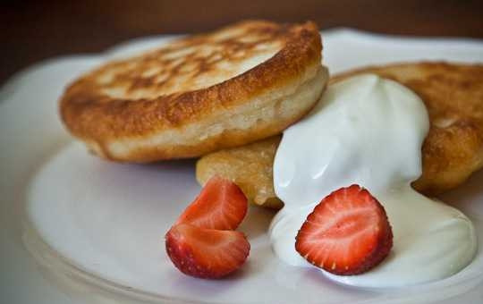 1. Этап. Оладушки на кефире без соды: 8. Удалите оладьи со сковороды и переложите в тарелку, подавайте их со сметаной и клубникой.