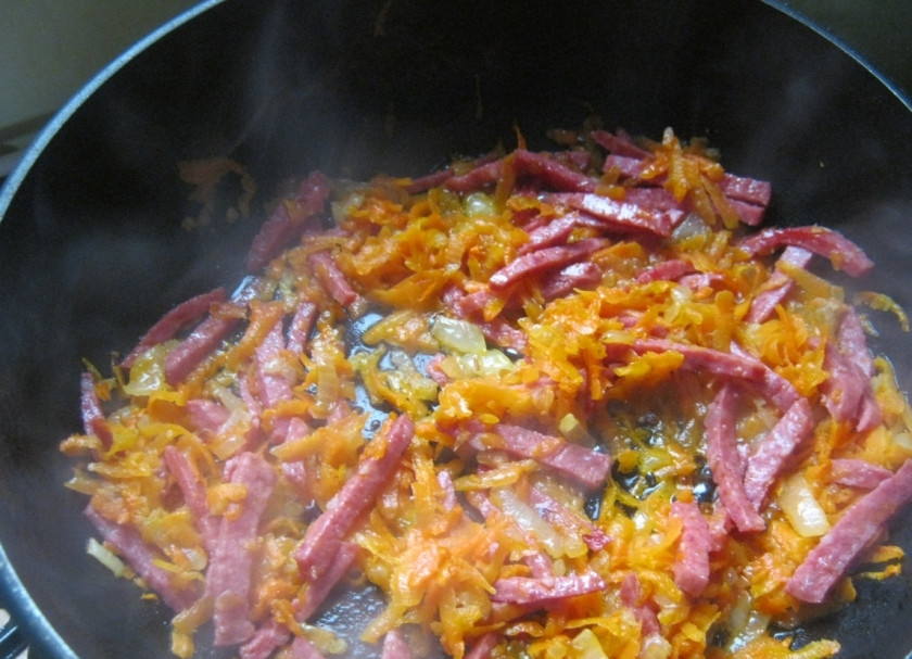 1. Этап. Вермишелевый суп без мяса: А потом добавляем колбасу порезанную к обжарке.