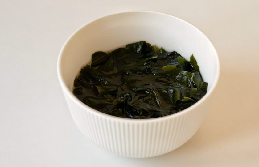 1. Этап. Веганская красная икра: Морские водоросли залейте на 5 минут горячей водой. Затем процедите получившуюся жидкость.