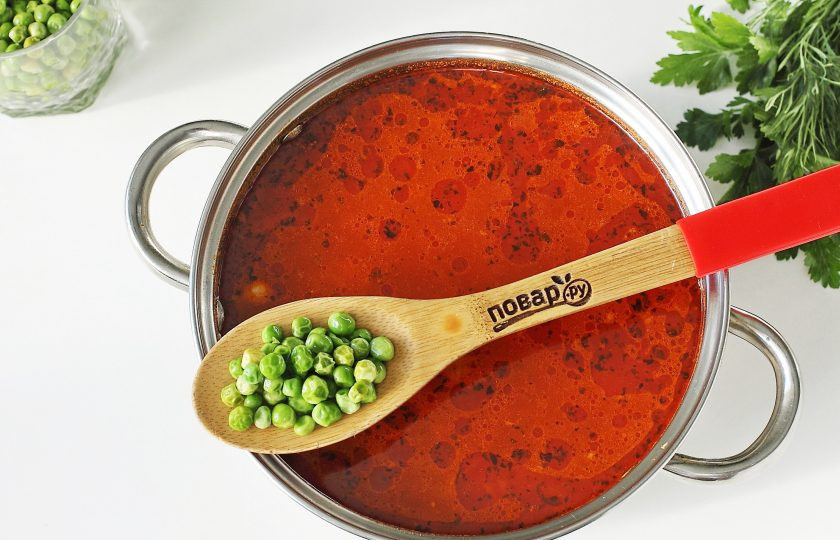 1. Этап. Борщ с горохом: Еще примерно через 5 минут добавьте горошек.