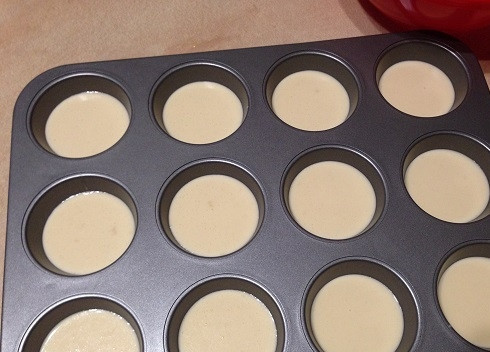 1. Этап. Поповеры с лососем и творогом: 5. Теста хватает на 12 поповеров. Наполняем формочки чуть больше, чем на половину объема.