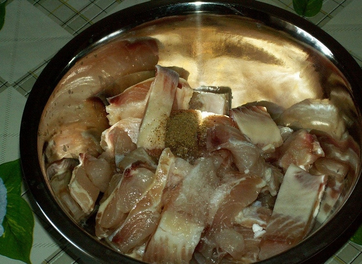 1. Этап. Морской язык в кляре: Перекладываем его в глубокую миску, добавляем немного соли и специй, перемешиваем и оставляем на несколько минут.