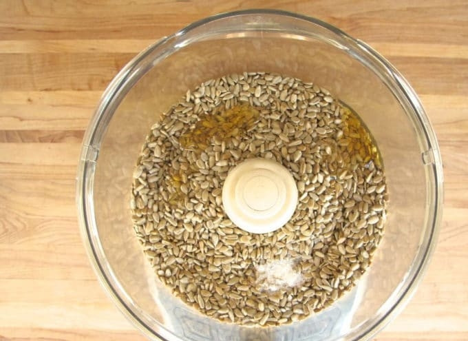 1. Этап. Подсолнечная паста: 2. Когда семечки остынут, измельчите их в миксере вместе с мёдом.