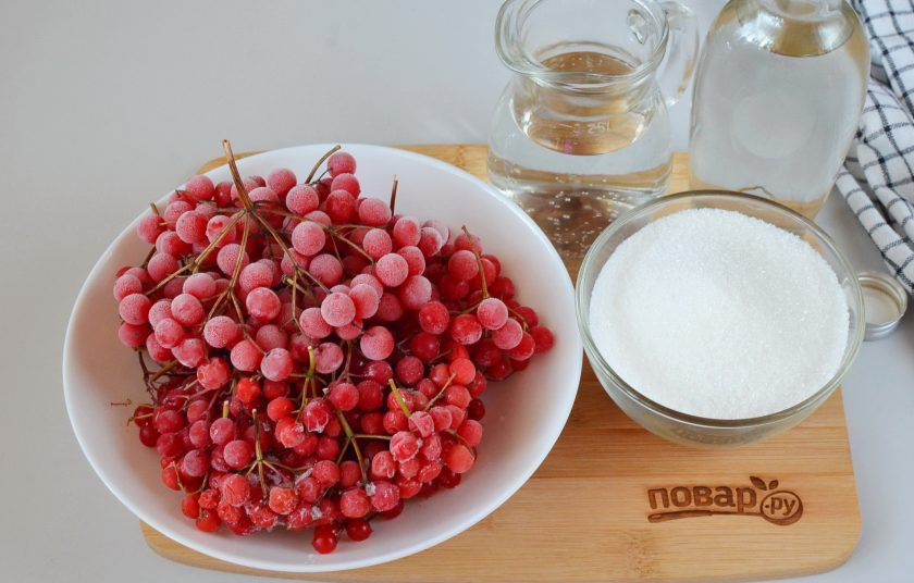 1. Этап. Ликер из калины: Подготовьте калину, сахар, водку и воду. Для того, чтобы калина утратила горечь, есть два способа избавления: обдать кипятком или приморозить. Я положила на часик калину в морозилку, чтобы она не замерзла полностью, но потеряла горечь.