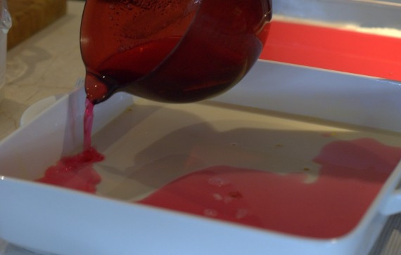 1. Этап. Желе слоями: 7. Приготовьте оставшееся разноцветное желе (как первый цветной слой), разделите его между двумя формами, как и первый слой. Выливайте, чередуя цветное желе и сгущенное молоко, после каждого слоя отправляйте формы в морозильную камеру.