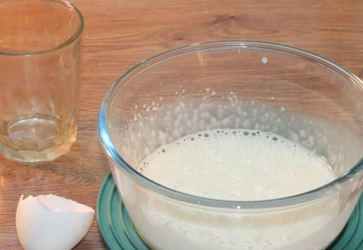 1. Этап. Пирог солнечный: 3. Вбиваем в миску 1 яйцо. Всыпаем 1 щепотку соли (по желанию) и вливаем растительное масло (100 мл). Перемешиваем и взбиваем венчиком (1 мин.) до получения пышной массы.